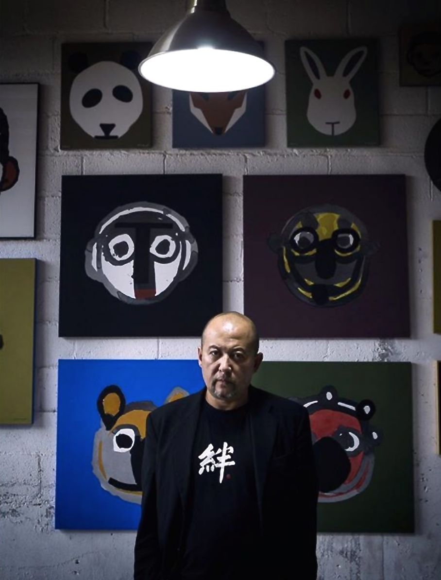 Isao Llorens, devant ses oeuvres. (crédit : Arnau Puig)