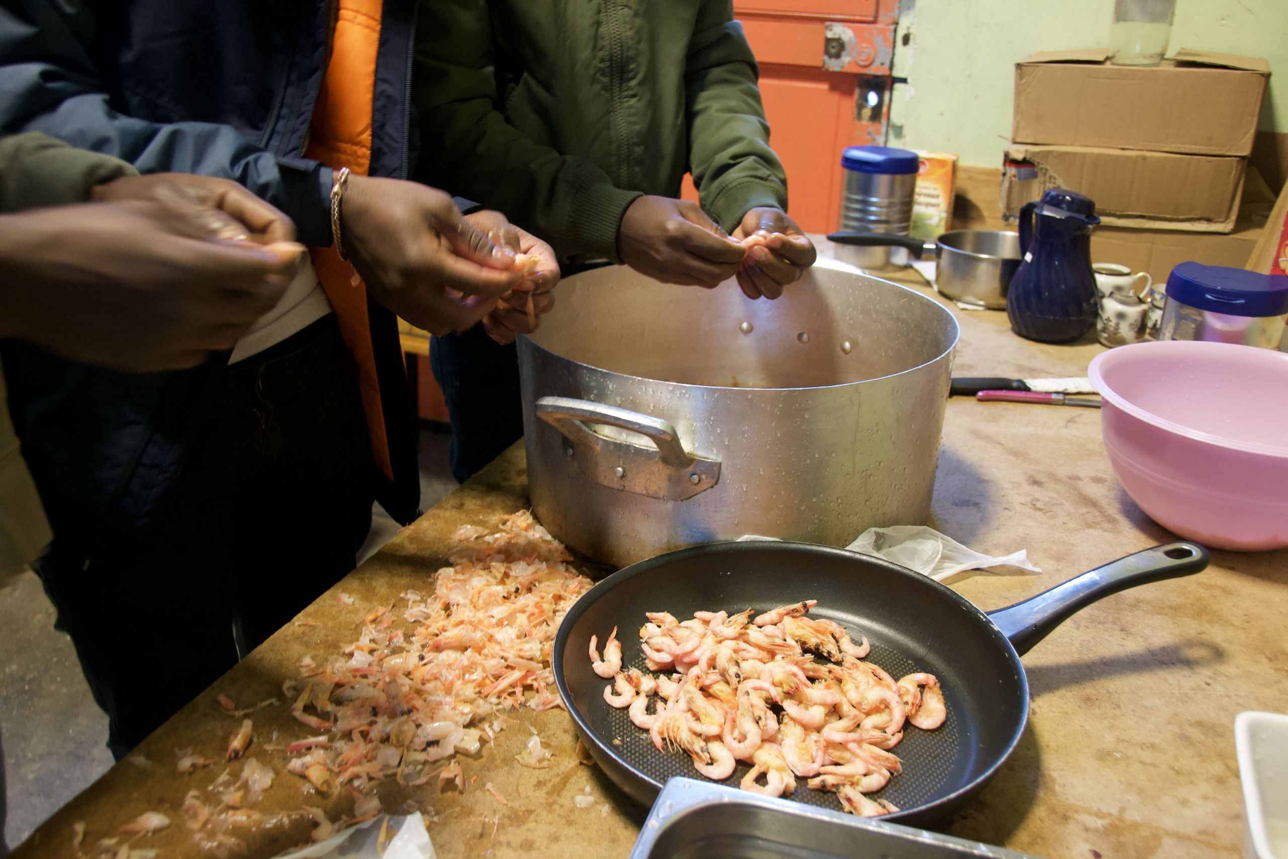 Au Fort Life, les repas du soir sont préparés par les migrants et collectifs.