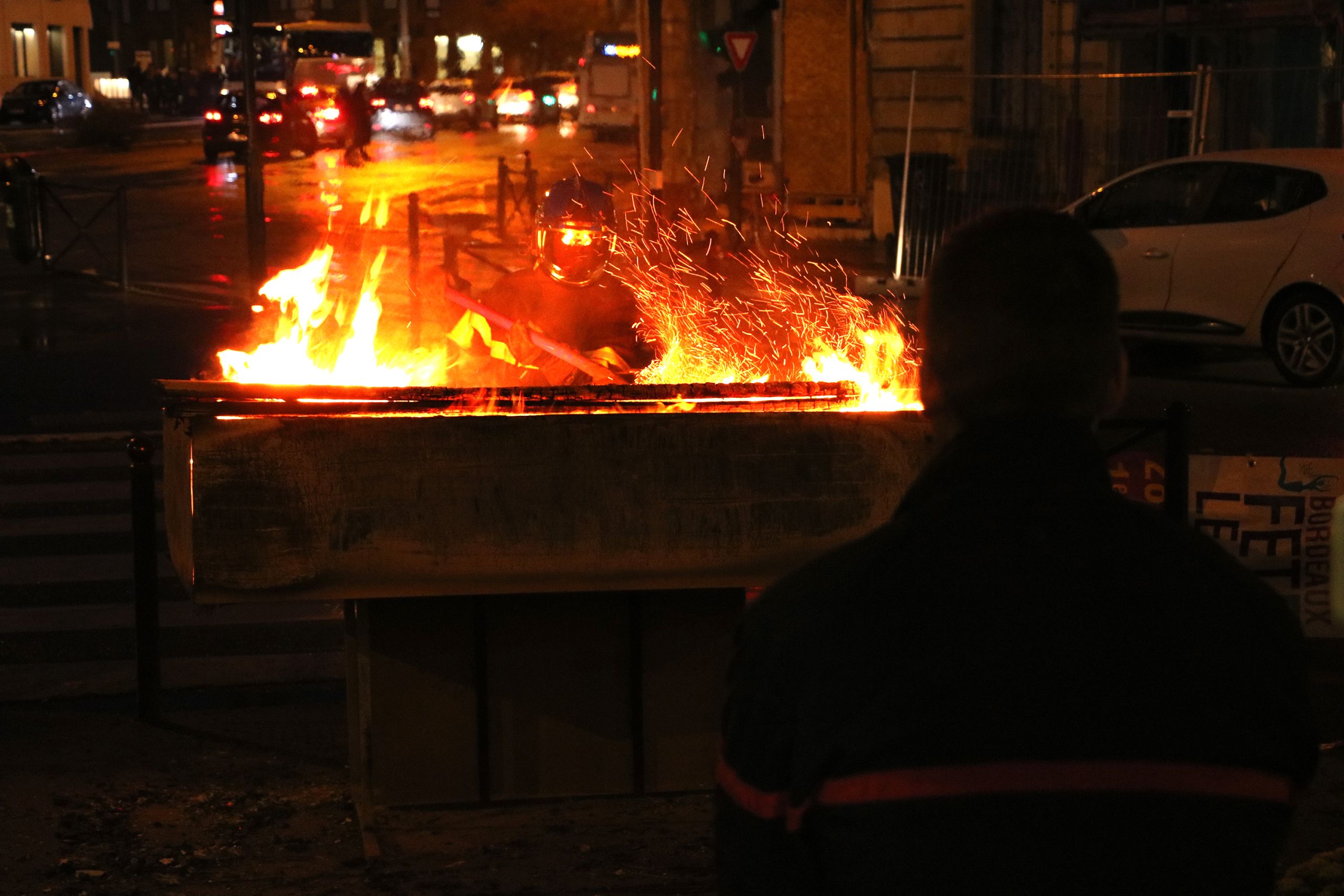 Devant la caserne Ornano, les pompiers se relayent toute la journée pour alimenter le feu, symbole de leur contestation.