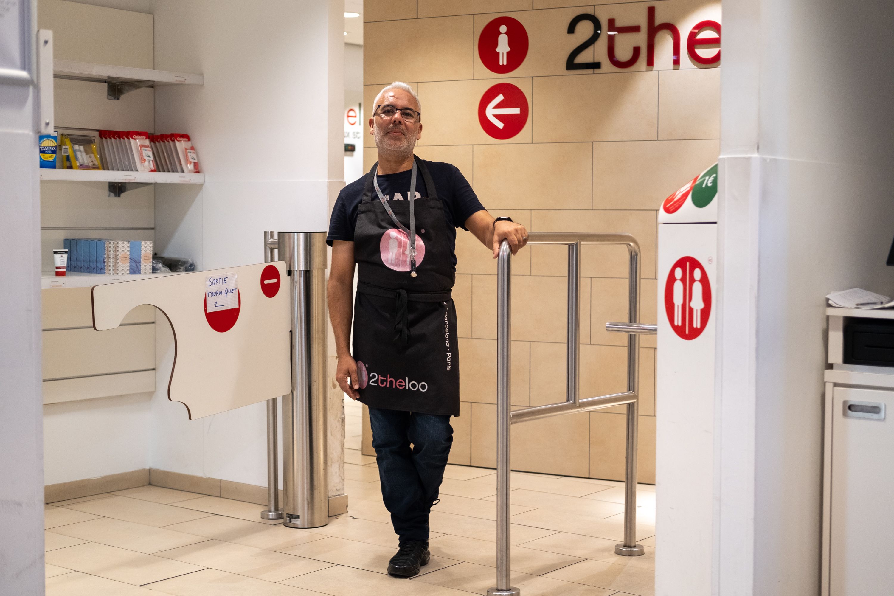 22h30. Abderrahmane, 48 ans, tient les toilettes de la gare.