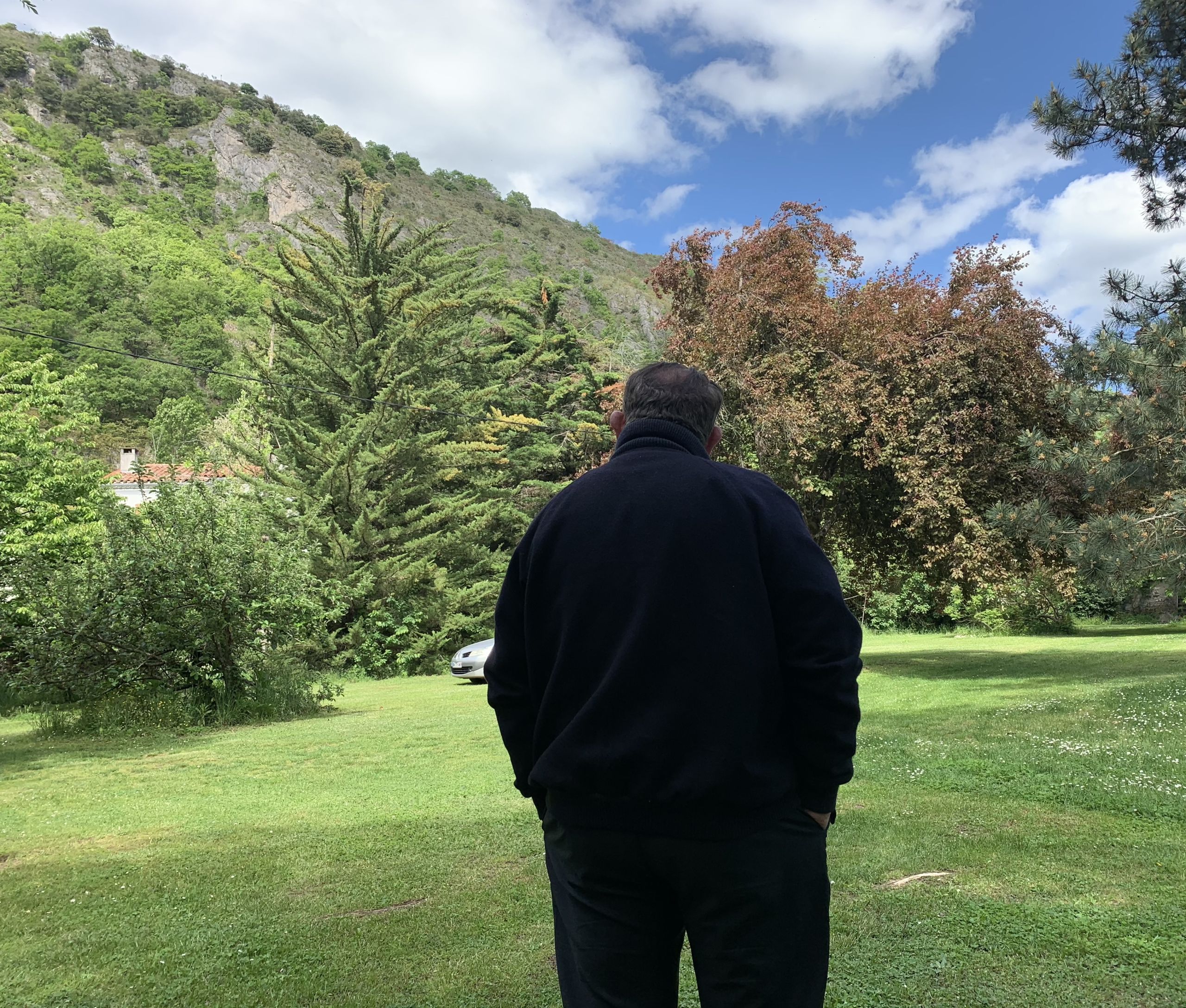 Depuis son jardin, le romancier a une vue imprenable sur la montagne.