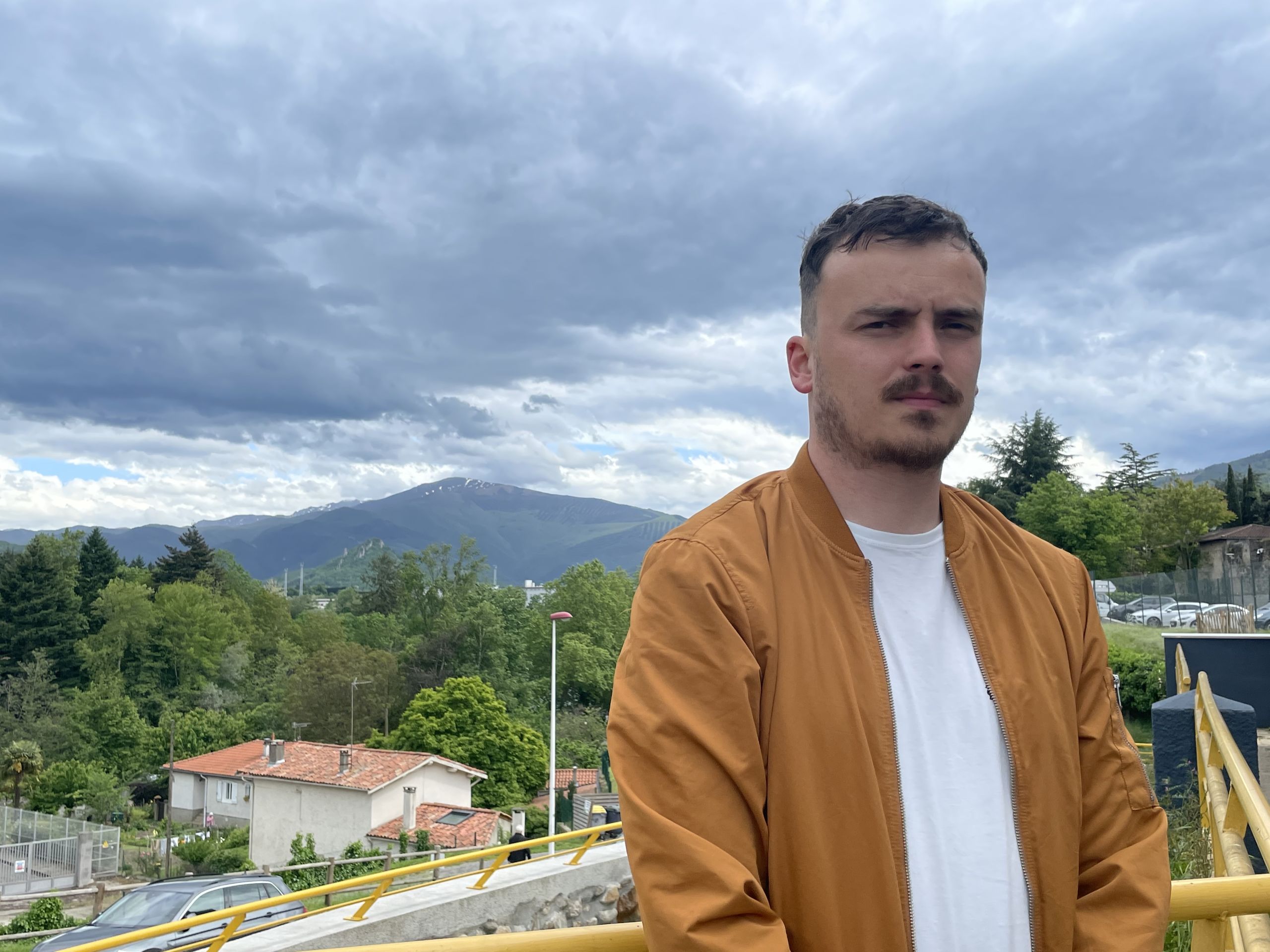 Après avoir connu un succès à l'échelle locale avec son groupe, Cédric Rodriguez prépare son premier projet solo. @Julie Malfoy
