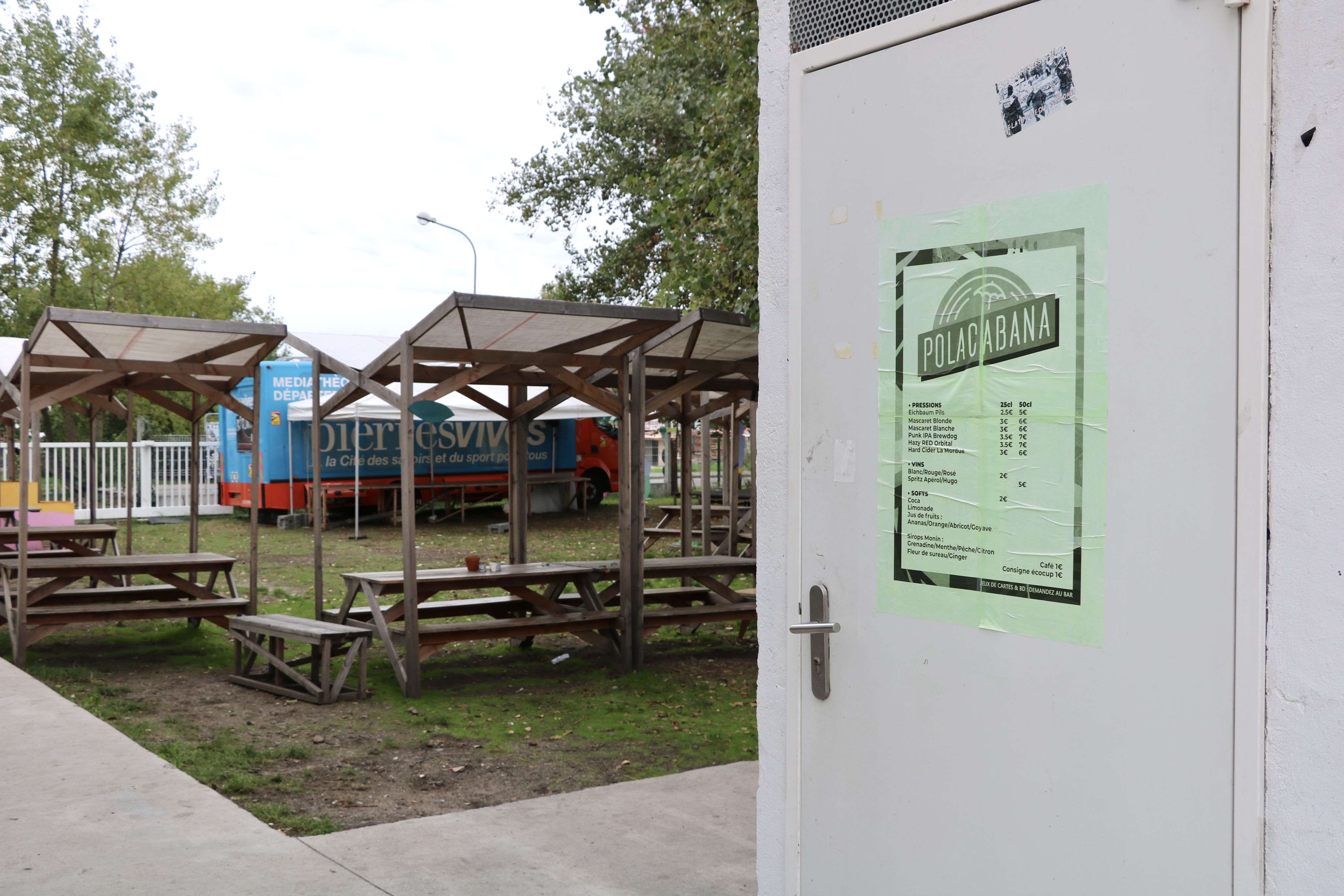 La terrasse-jardin, lieu de convivialité et d'accueil des activités extérieures.