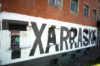 Dans le Txarraska Gaztetxea, on peut lire, profiter de cours particuliers, faire du skate, de l'escalade, de la musique... Photo : Jean Rémond.