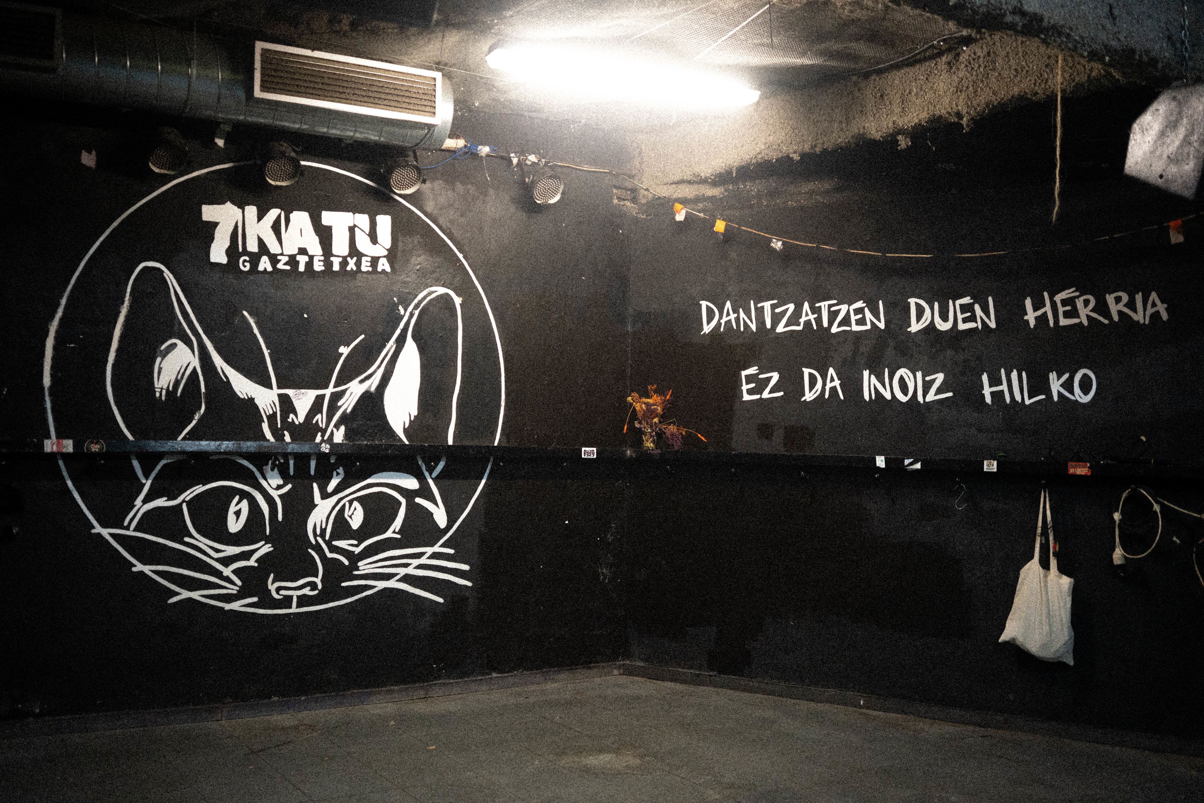 “Dantzatzen duen herria ez da inoiz hilko”, en basque, peut se traduire par “un peuple qui danse ne mourra jamais”. Photo : Jean Rémond.