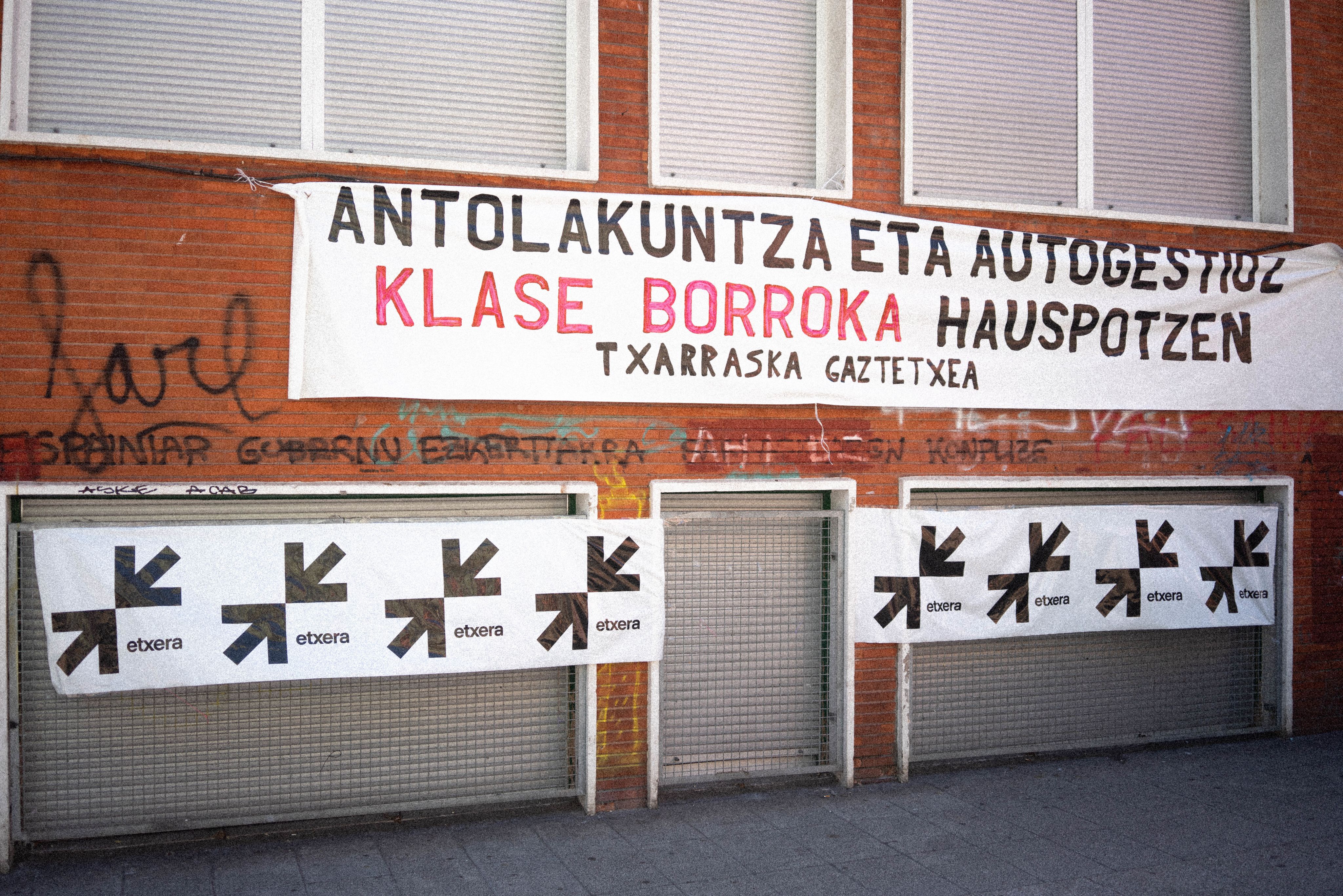 Sur les murs du collège San José Ikastetxea, “Antolakuntza eta autogestioz klaze borroka hauspotzenz” est écrit sur une banderole. Traduction : “En s'organisant et en s'autogérant, on stimule la lutte des classes”. Photo : Jean Rémond.