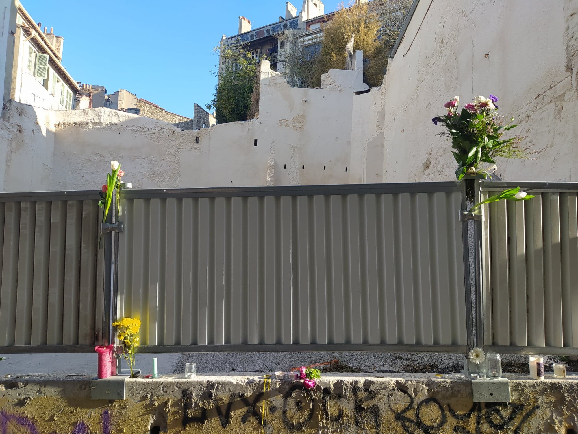 Un bouquet de fleurs pour rendre hommage aux victimes de la rue d'Aubagne - Julie Malfoy