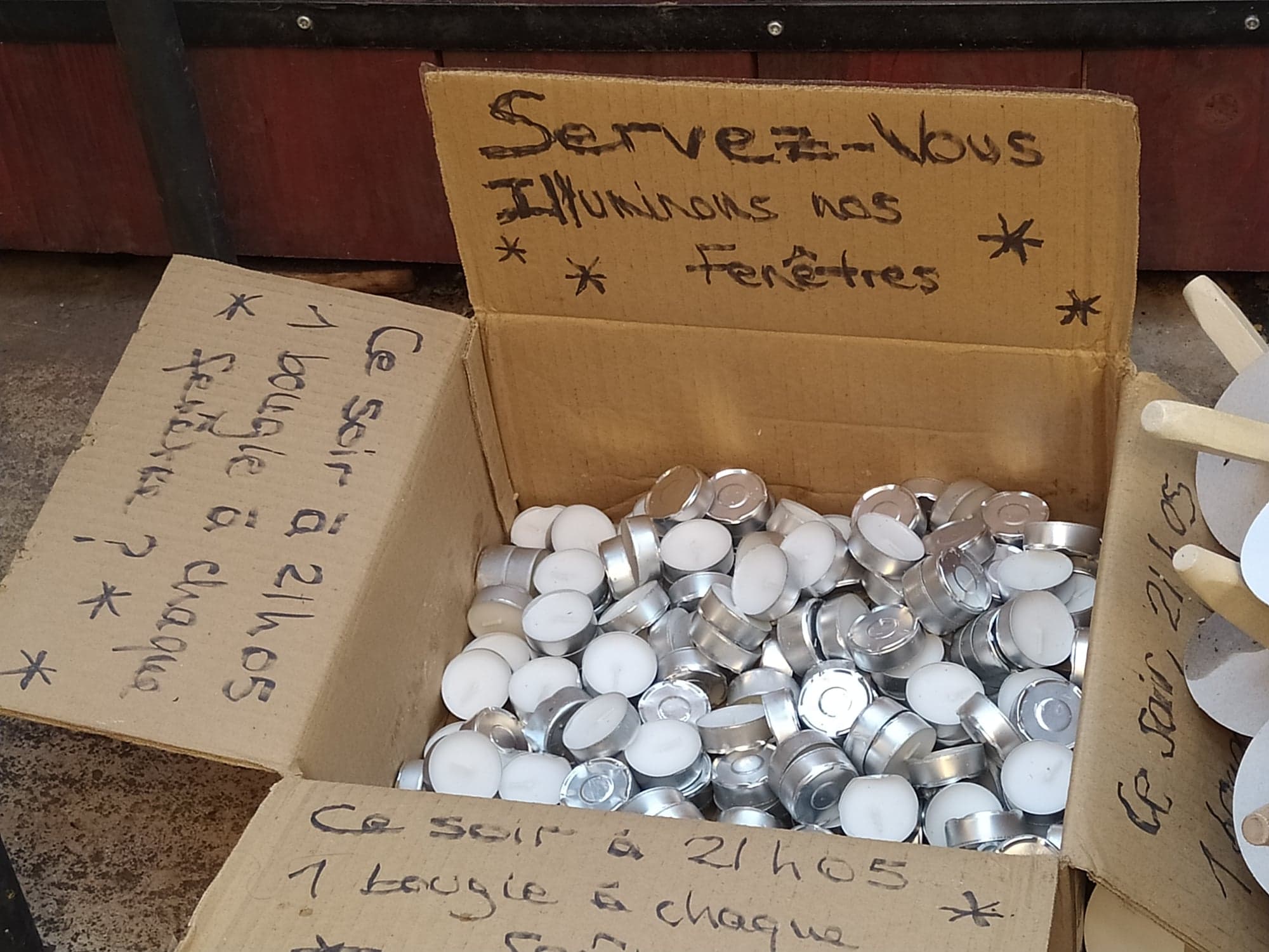 Des bougies en hommage aux victimes de la rue d'Aubagne. Le 5 novembre 2020, jour des commémorations du drame - Julie Malfoy