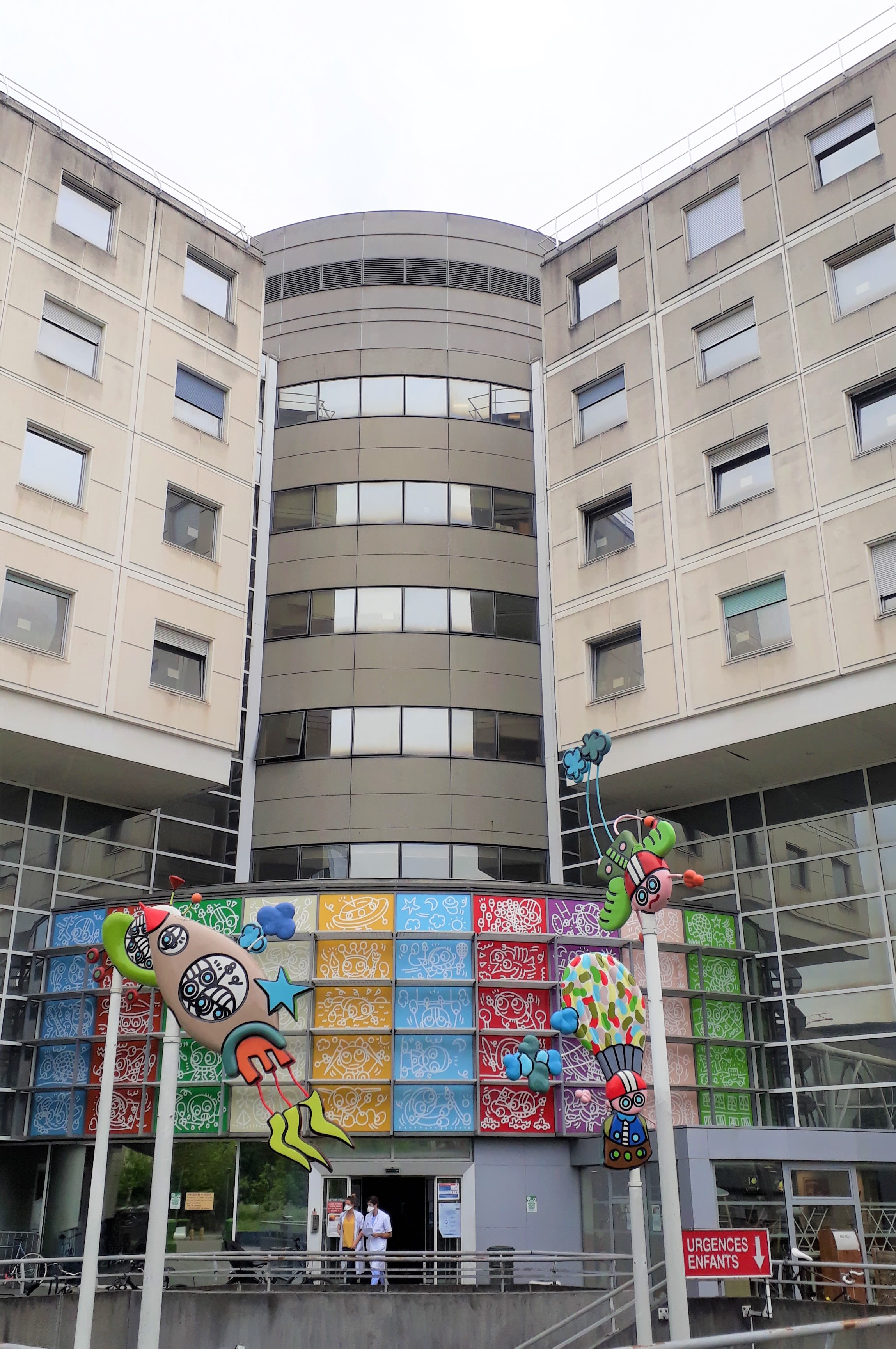 Photographie d'une façade d'hôpital