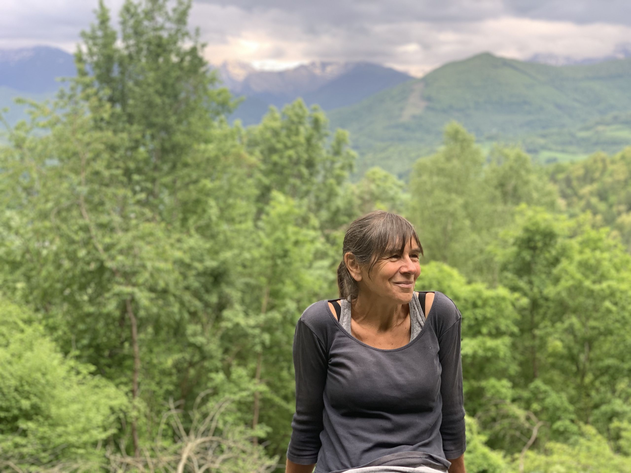 Le sourire aux lèvres, Violaine affirme vivre "luxueusement".